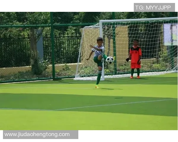 揭秘足球明星绝学背后的传奇人物与训练秘诀