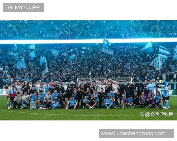 足球明星亲临赛场观战精彩瞬间与球迷互动热情四溢的现场气氛 足球明星亲临赛场观战精彩瞬间与球迷互动热情四溢的现场气氛